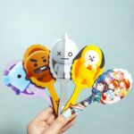 آینه چوبی دسته دار طرح bts سری اول