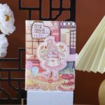 دفترچه جلد پفکی مگنتی JINGU طرح دختر FLOWER SHOP کد 6912 - Image 7